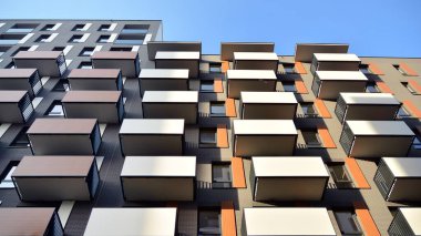Balkonları olan modern bir apartmanın ön cephesi. İnsan yok. Emlak işi kavramı.