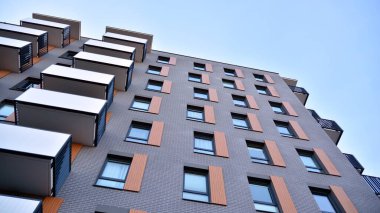 Balkonları olan modern bir apartmanın ön cephesi. İnsan yok. Emlak işi kavramı.