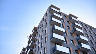 Balkonları olan modern bir apartmanın ön cephesi. İnsan yok. Emlak işi kavramı.