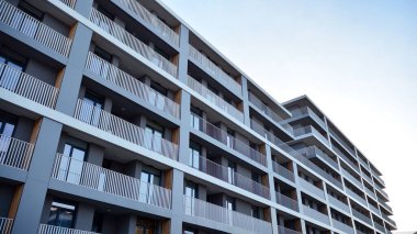 Balkonları olan modern bir apartmanın ön cephesi. İnsan yok. Emlak işi kavramı.