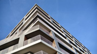 Balkonları olan modern bir apartmanın ön cephesi. İnsan yok. Emlak işi kavramı.