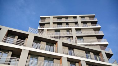 Balkonları olan modern bir apartmanın ön cephesi. İnsan yok. Emlak işi kavramı.