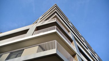 Balkonları olan modern bir apartmanın ön cephesi. İnsan yok. Emlak işi kavramı.
