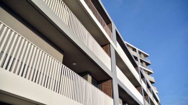 Balkonları olan modern bir apartmanın ön cephesi. İnsan yok. Emlak işi kavramı.