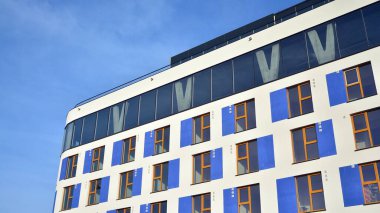 Renkli yüzlü modern apartman binası. Modern bir konut binasında güzel bir cephe. Şehirde ikamet yeri.    