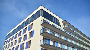 Renkli yüzlü modern apartman binası. Modern bir konut binasında güzel bir cephe. Şehirde ikamet yeri.    