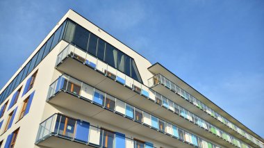 Renkli yüzlü modern apartman binası. Modern bir konut binasında güzel bir cephe. Şehirde ikamet yeri.    