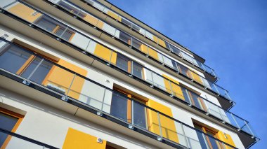 Renkli yüzlü modern apartman binası. Modern bir konut binasında güzel bir cephe. Şehirde ikamet yeri.    