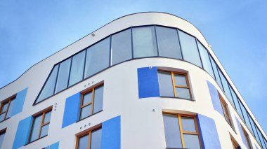 Renkli yüzlü modern apartman binası. Modern bir konut binasında güzel bir cephe. Şehirde ikamet yeri.    