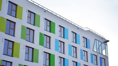 Renkli yüzlü modern apartman binası. Modern bir konut binasında güzel bir cephe. Şehirde ikamet yeri.    