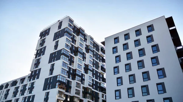 발코니가 현대식 아파트 건물의 사람도 부동산 — 스톡 사진