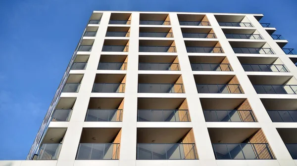 Fachada Nuevo Edificio Apartamentos Balcón Cristal Aspecto Limpio Del Edificio —  Fotos de Stock