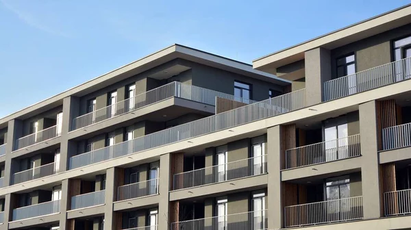 Fassade Eines Modernen Mehrfamilienhauses Mit Balkonen Kein Volk Geschäftskonzept Immobilien — Stockfoto