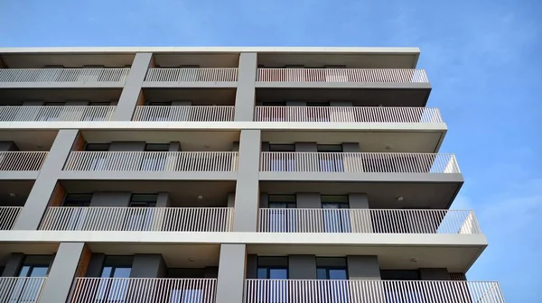 Fachada Moderno Edificio Apartamentos Con Balcones Hay Gente Concepto Negocio —  Fotos de Stock
