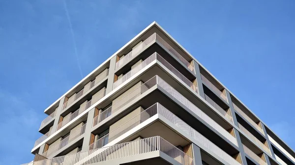 Fasada Nowoczesnego Apartamentowca Balkonem Żadnych Ludzi Koncepcja Działalności Zakresie Nieruchomości — Zdjęcie stockowe