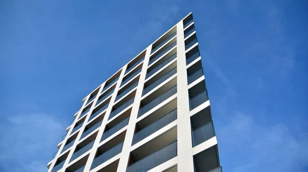 Fassade Eines Neuen Mehrfamilienhauses Glasbalkon Und Sauberes Aussehen Moderner Architektur — Stockfoto