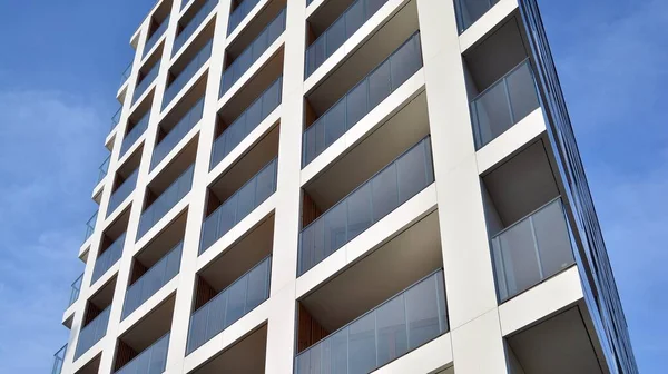 Fachada Nuevo Edificio Apartamentos Balcón Cristal Aspecto Limpio Del Edificio —  Fotos de Stock