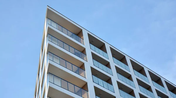 Fachada Nuevo Edificio Apartamentos Balcón Cristal Aspecto Limpio Del Edificio —  Fotos de Stock