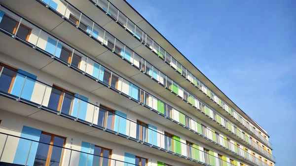 Voorzijde Van Nieuw Appartementencomplex Glazen Balkon Schone Look Van Moderne — Stockfoto