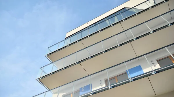 Fasada Nowego Budynku Mieszkalnego Szklany Balkon Czysty Wygląd Nowoczesnej Architektury — Zdjęcie stockowe