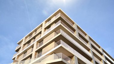 Apartman, ev ve dış görünüş mimarisi ve açık hava tesisleri. Arka planda mavi gökyüzü. Güneş ışığı