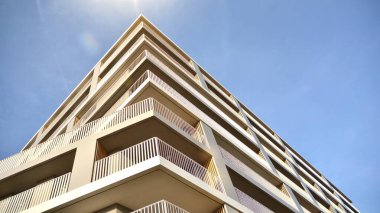 Apartman, ev ve dış görünüş mimarisi ve açık hava tesisleri. Arka planda mavi gökyüzü. Güneş ışığı
