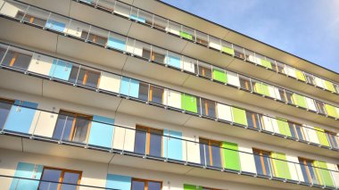 Apartman, ev ve dış görünüş mimarisi ve açık hava tesisleri. Arka planda mavi gökyüzü. Güneş ışığı