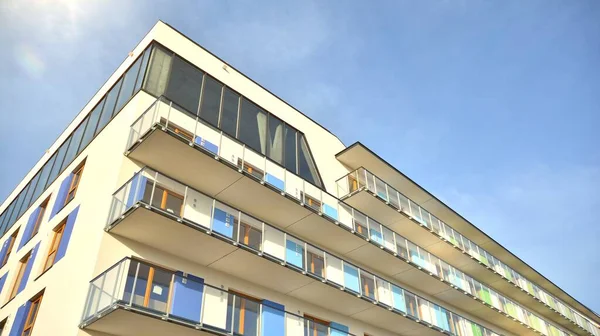 Mieszkanie Mieszkalne Elewacji Domu Architektury Zaplecza Zewnętrznego Błękitne Niebo Tle — Zdjęcie stockowe