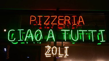 Varşova, Polonya. 10 Ocak 2021. Pizzacı Ciao a Tutti Zoli 'yi imzala. Şirket tabelası Pizzeria Ciao a Tutti Zoli.