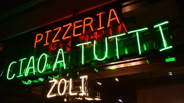 Varşova, Polonya. 10 Ocak 2021. Pizzacı Ciao a Tutti Zoli 'yi imzala. Şirket tabelası Pizzeria Ciao a Tutti Zoli.