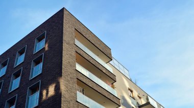 Modern lüks apartman dairesi, ev inşa konsepti. Güneşli bir günde, mavi gökyüzü olan modern bir apartman..