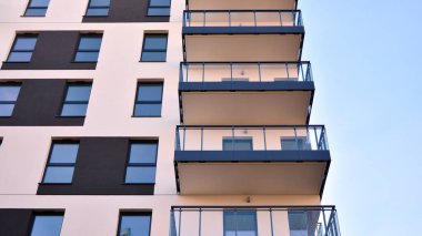 Modern lüks apartman dairesi, ev inşa konsepti. Güneşli bir günde, mavi gökyüzü olan modern bir apartman..