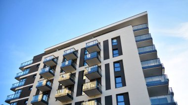 Modern lüks apartman dairesi, ev inşa konsepti. Güneşli bir günde, mavi gökyüzü olan modern bir apartman..