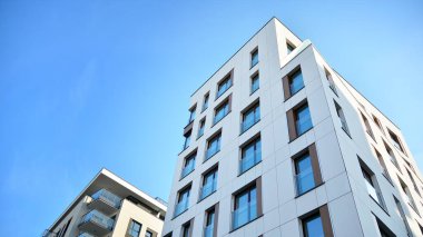 Modern lüks apartman dairesi, ev inşa konsepti. Güneşli bir günde, mavi gökyüzü olan modern bir apartman..