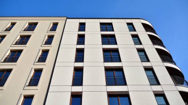 Modern lüks apartman dairesi, ev inşa konsepti. Güneşli bir günde, mavi gökyüzü olan modern bir apartman..