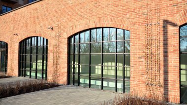 Yeni ticari binaların panoramik pencereleri. Kira için geliştirme standardında ticari mülkiyet.