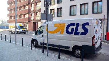 Varşova, Polonya. 11 Ocak 2021. GLS kuryesi müşteriye teslimat yapar. GLS dünyanın en büyük posta taşımacılığı şirketlerinden biridir..