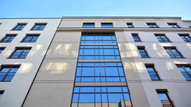 Modern lüks apartman dairesi, ev inşa konsepti. Güneşli bir günde, mavi gökyüzü olan modern bir apartman..