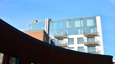 Modern lüks apartman dairesi, ev inşa konsepti. Güneşli bir günde, mavi gökyüzü olan modern bir apartman..