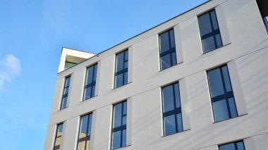 Modern lüks apartman dairesi, ev inşa konsepti. Güneşli bir günde, mavi gökyüzü olan modern bir apartman..