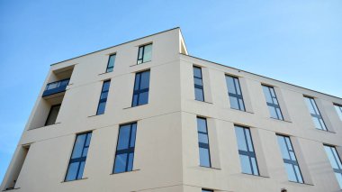 Modern lüks apartman dairesi, ev inşa konsepti. Güneşli bir günde, mavi gökyüzü olan modern bir apartman..