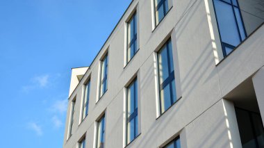 Modern lüks apartman dairesi, ev inşa konsepti. Güneşli bir günde, mavi gökyüzü olan modern bir apartman..