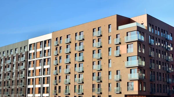 Mimari Dış Görünüş Tuğla Yüzlü Bir Apartman Dairesi Kırmızı Yüzlü — Stok fotoğraf