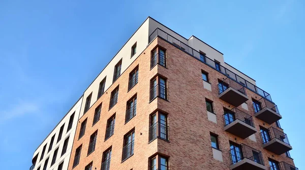 Mimari Dış Görünüş Tuğla Yüzlü Bir Apartman Dairesi Kırmızı Yüzlü — Stok fotoğraf