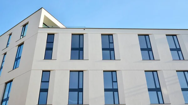 現代の高級住宅のアパート 住宅の建物のコンセプトのフラグメント 青い空の晴れた日に現代的なアパートの建物 — ストック写真