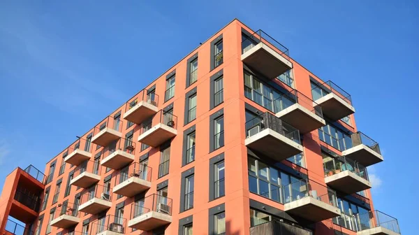 Renkli Modern Konut Binası Yeni Lüks Kırmızı Renkli Kompleksi Şehir — Stok fotoğraf