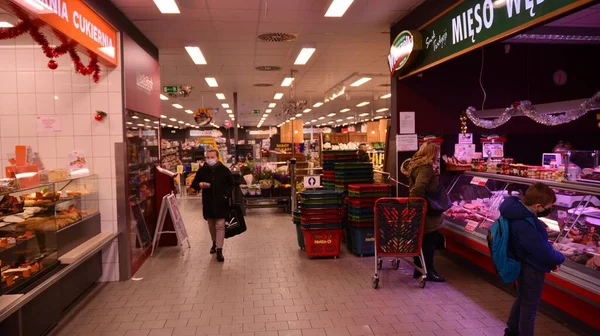 ポーランドのワルシャワ 2021年1月13日 Nettoスーパーマーケットのインテリアショット — ストック写真