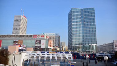 Varşova, Polonya. 18 Ocak 2021, soğuk bir kış sabahı şehrin iş merkezi..