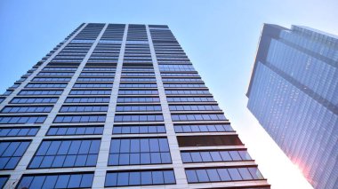 Gayrimenkul ve şirket inşaatı kavramı gökyüzünde turuncu sabah güneşinin modern ofis binası..