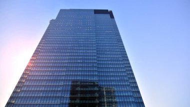 Gayrimenkul ve şirket inşaatı kavramı gökyüzünde turuncu sabah güneşinin modern ofis binası..